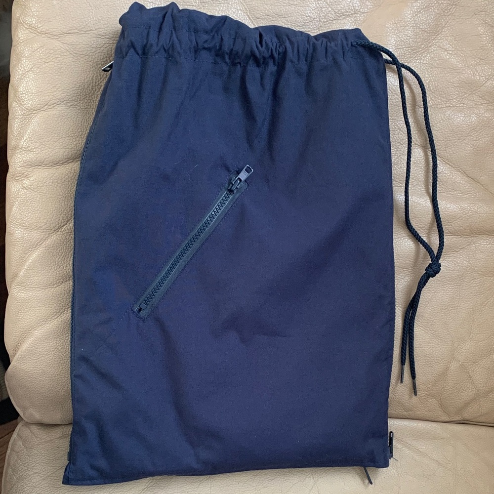 Fold-up Navy lightweight jacket with Zipper Pockets